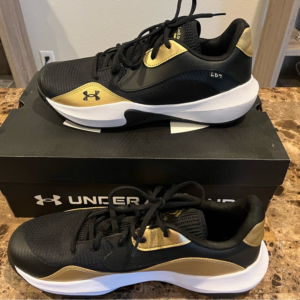 LD7 Under Armour Black and Gold Athletic Shoes Size: 13